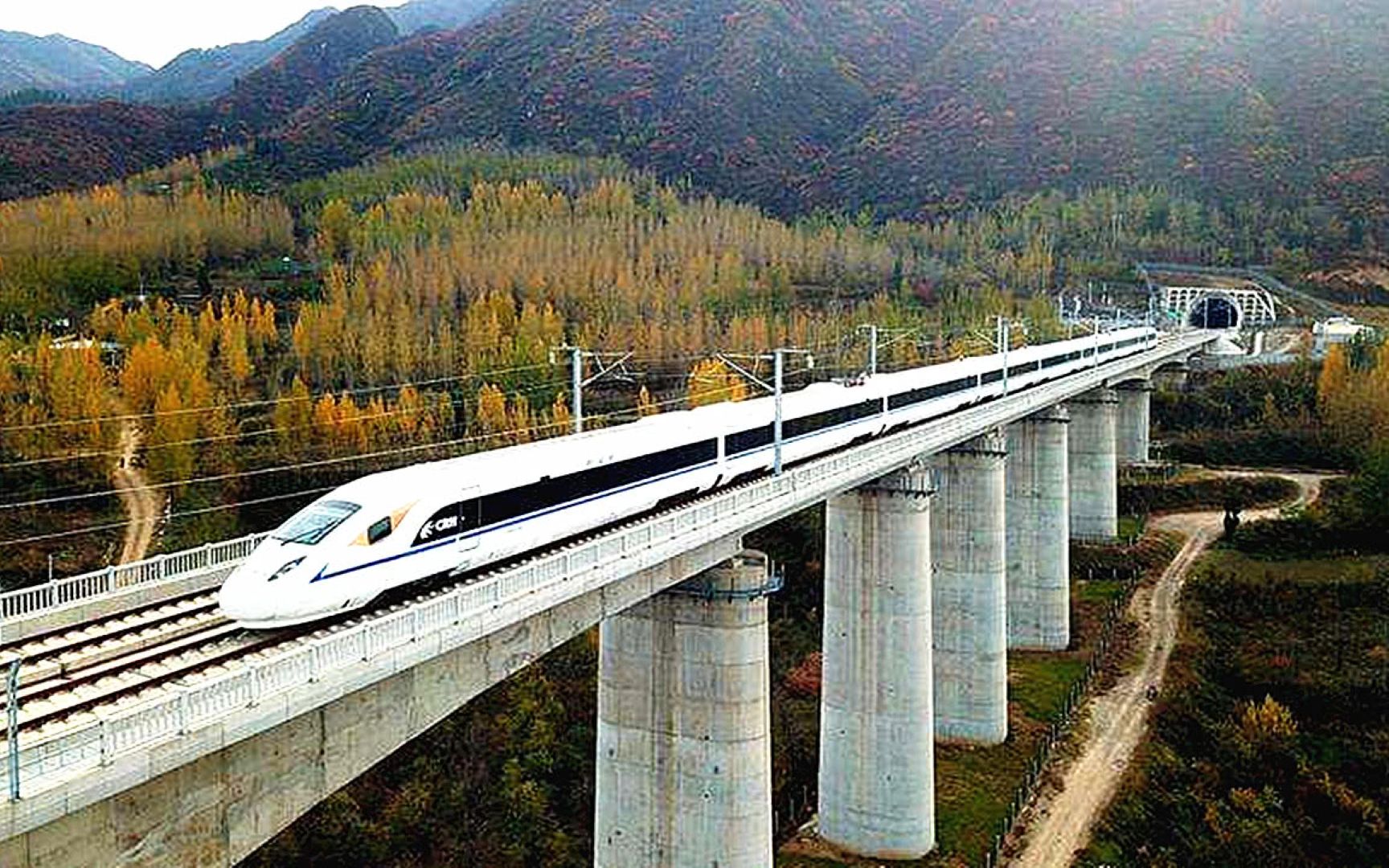 同样都是交通工具,高铁为啥要修在桥上,而火车则要建在地面?