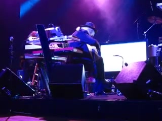 [图]Tangerine Dream - Cloudburst Flight (live at Moogfest 2011)