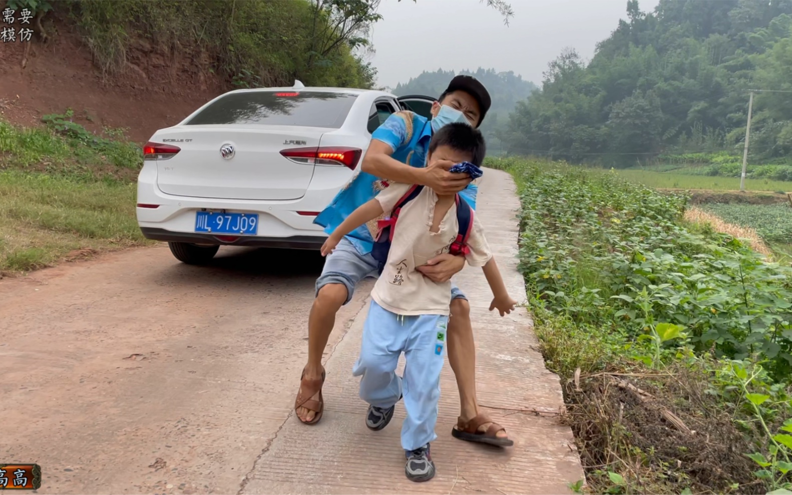 [图]孩子放学回家，半路遭遇人贩子，最终靠自己自救成功