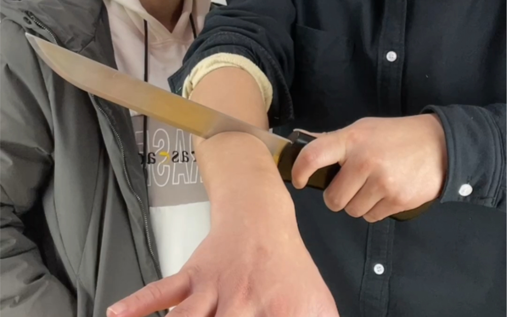 刀切手臂,以为是真的没想到是魔术