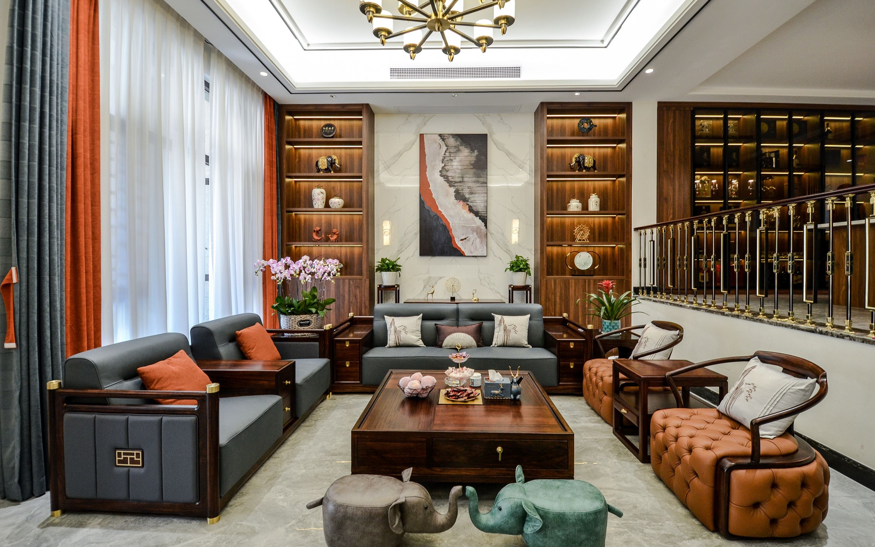 在#广州装修500平新中式别墅,建面125平,上下四层,一楼客餐厅错层设计