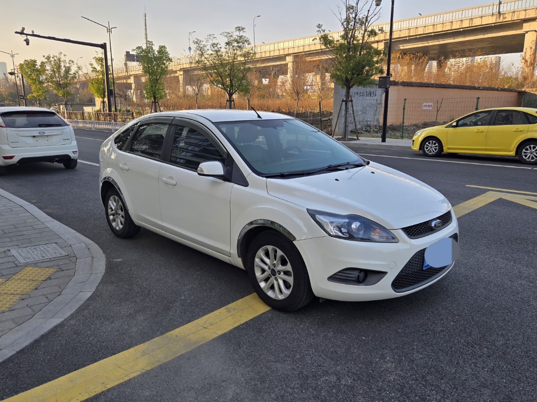 白色手动经典福克斯 8万公里原版车况2个面补漆