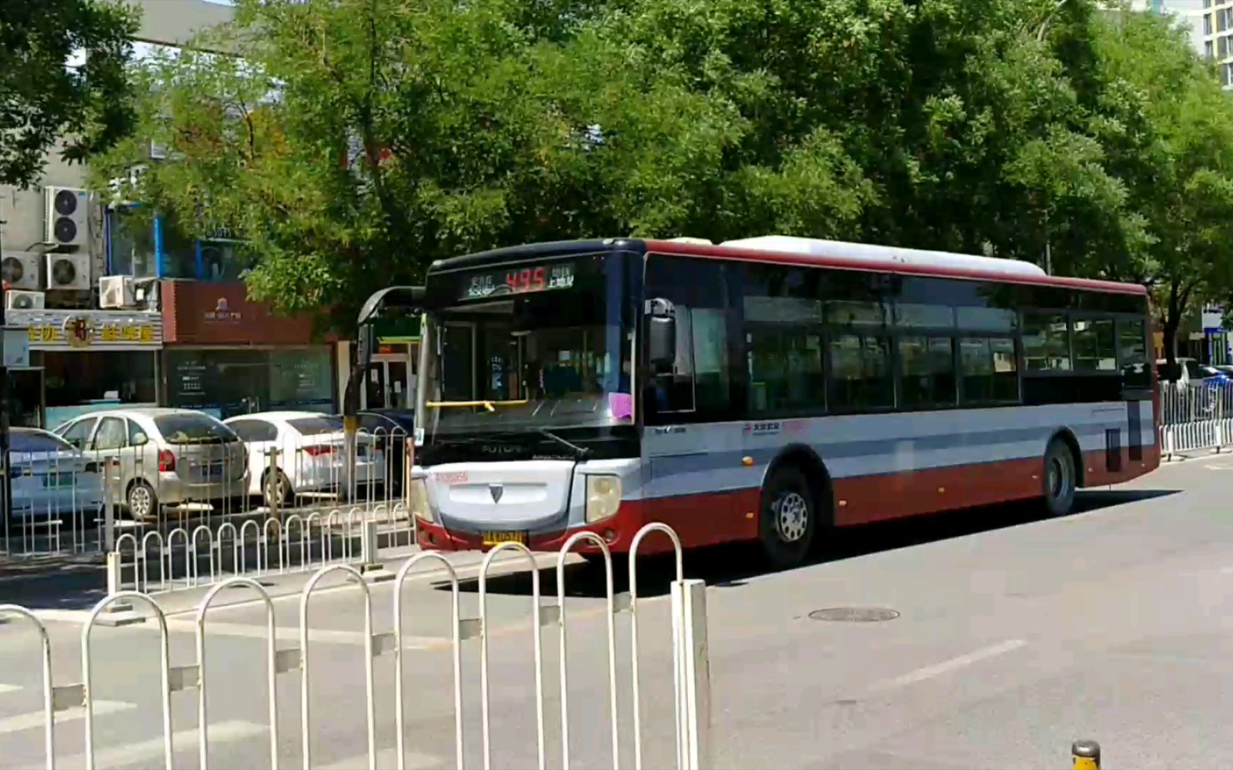 北京公交495路运通柴呆36955地铁上地站通过