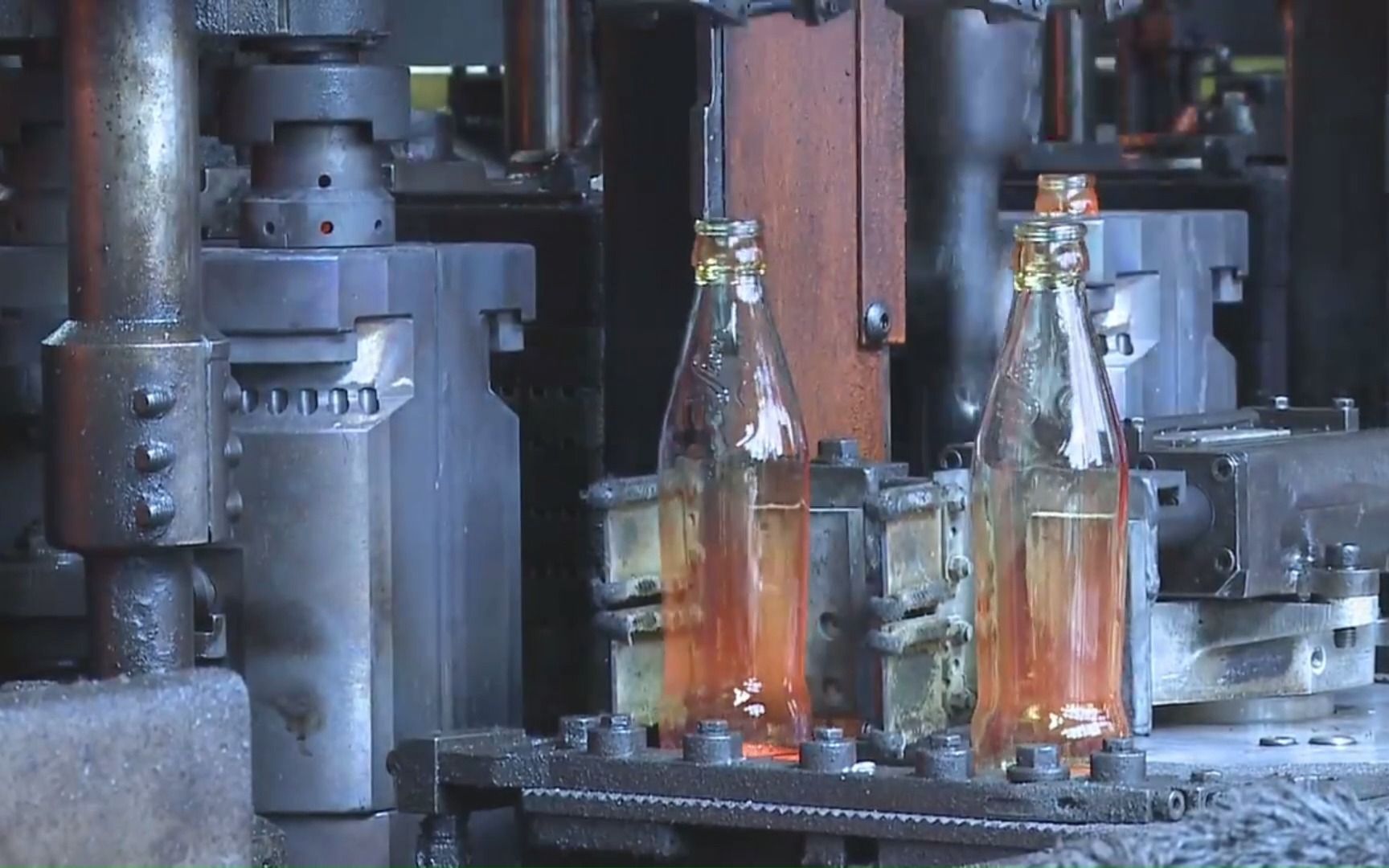 法国:玻璃瓶的生产加工流水线,原来玻璃瓶不是玻璃制造的