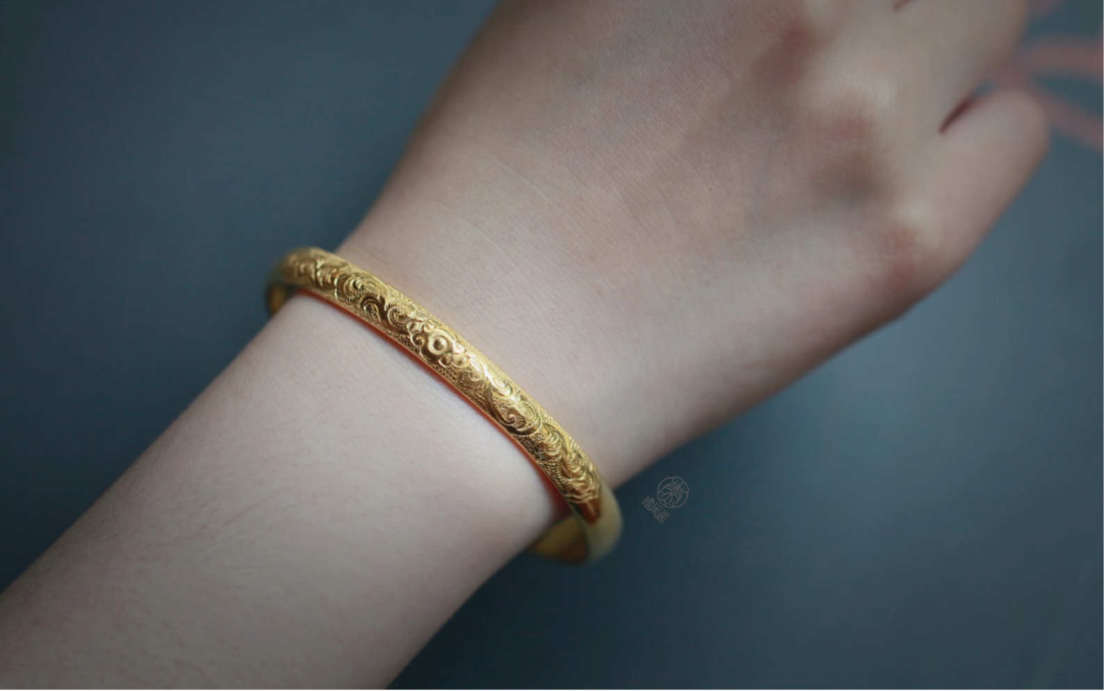 金银器# 纯金镯子,全手工錾刻卷草纹如意纹,錾刻也可以很秀气