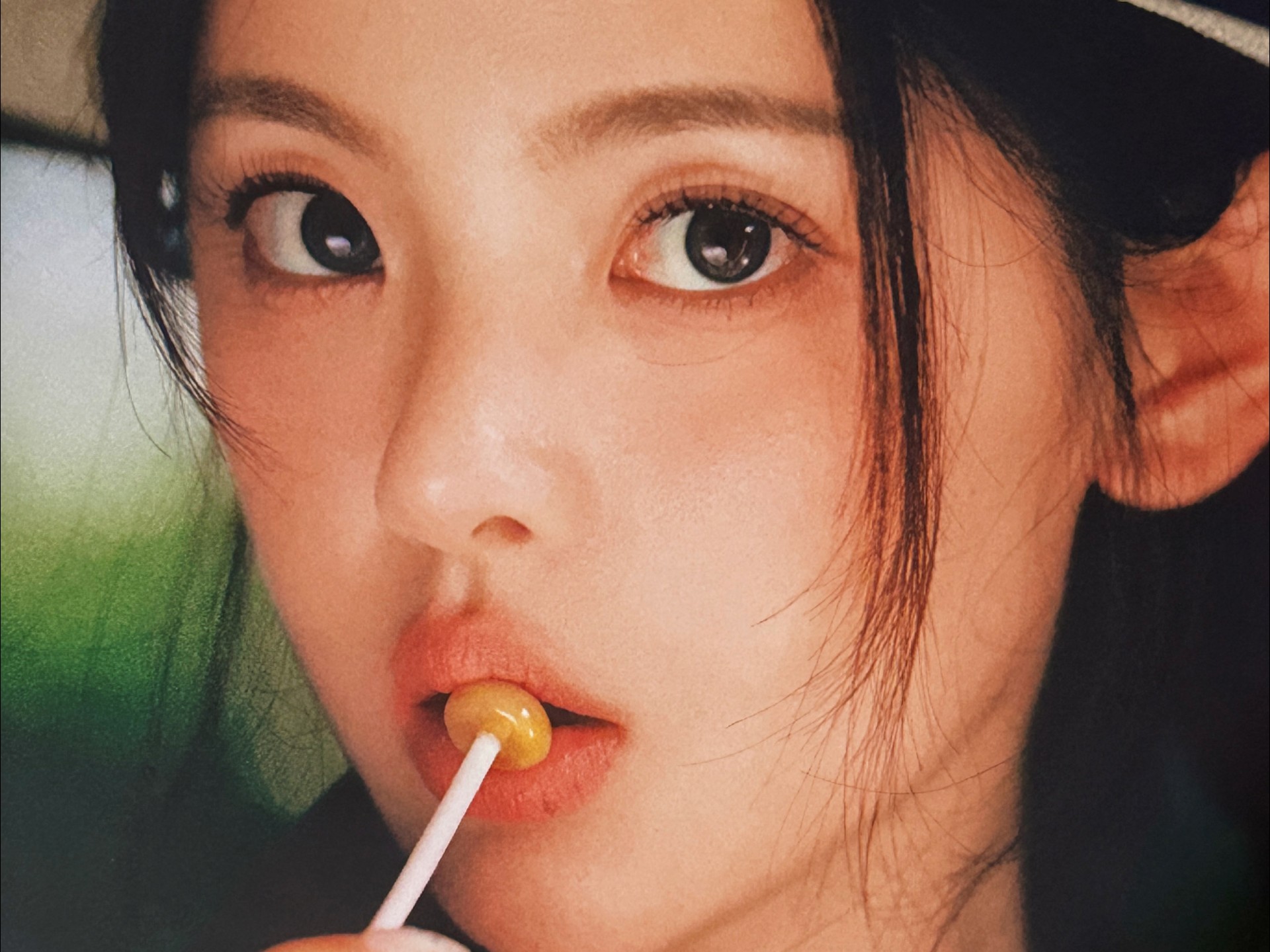 杨超越吃棒棒糖