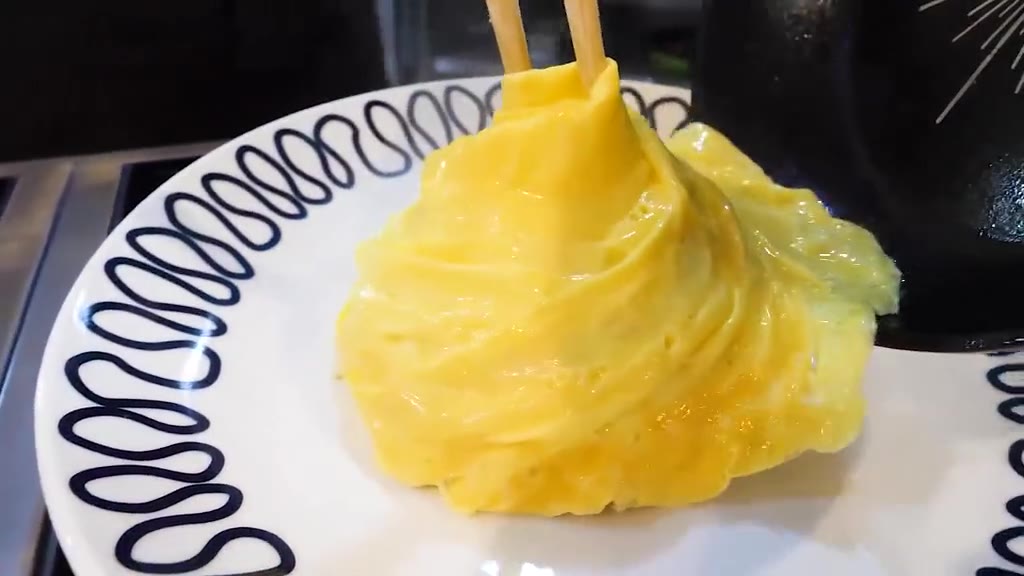 韩国美食 #美食 #吃货 #街头美食 #深夜放毒 旋风蛋包饭,口水直流!