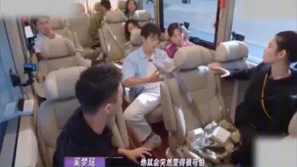 Download Video: 奚梦瑶说自己凶儿子的时候他都不理自己，可是何猷君一开口儿子就会立刻绷紧