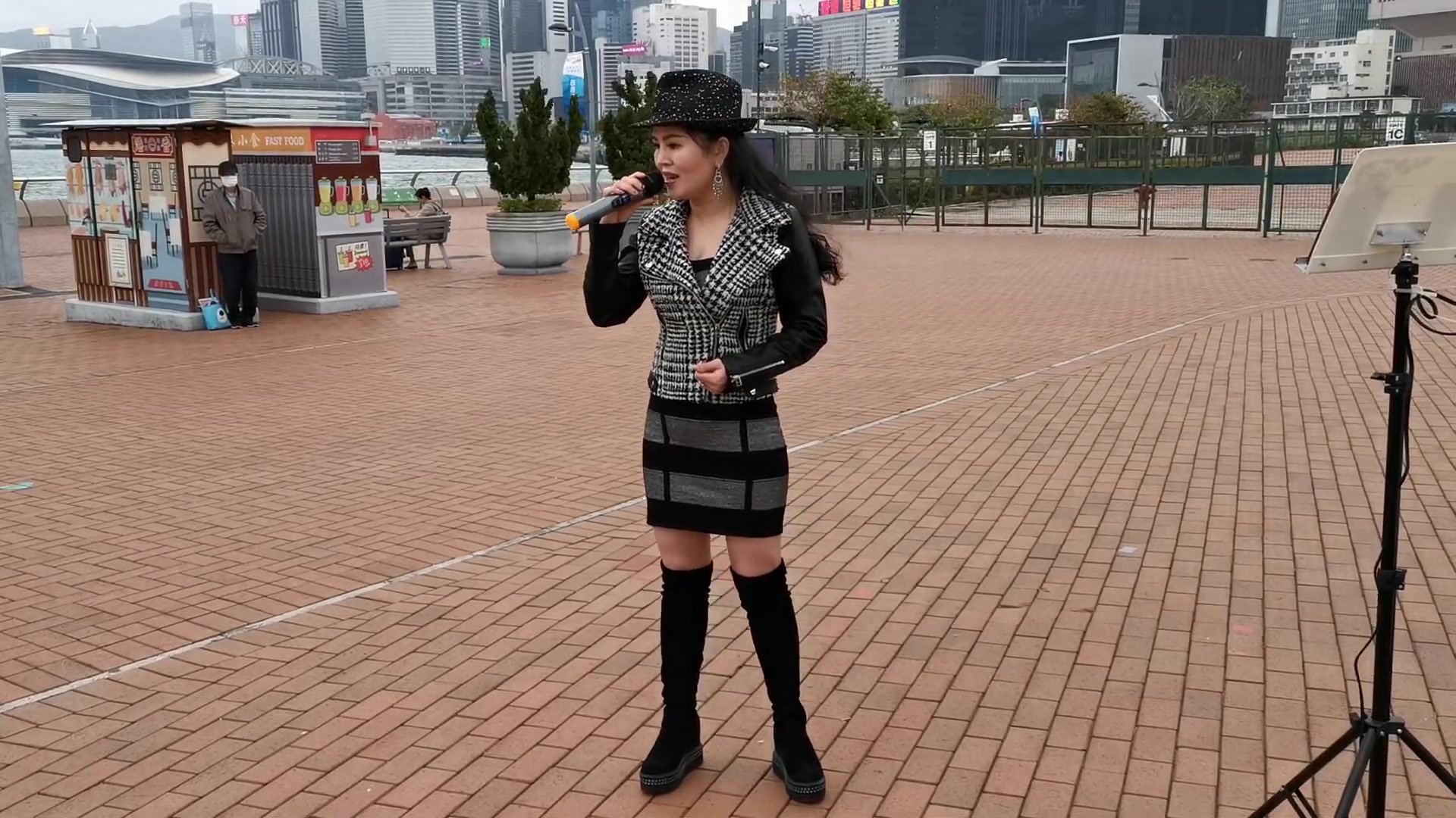 街头歌手小红演唱《草原之夜》歌声高亢,好听极了