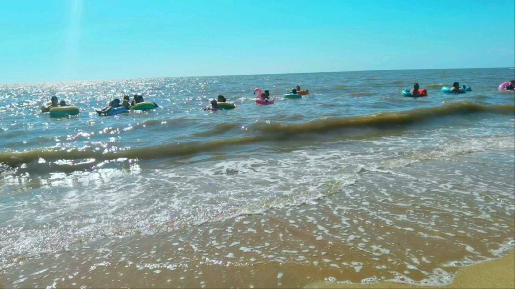 [图]追逐海浪、沐浴沙滩、观十八亿年形成独特的海蚀地貌、迷人的红海滩，最炫的当然还有可以戏海的海边浴场……你想要的妥妥的安排上了。凉爽的海风，让我忘记了现在是酷暑伏…