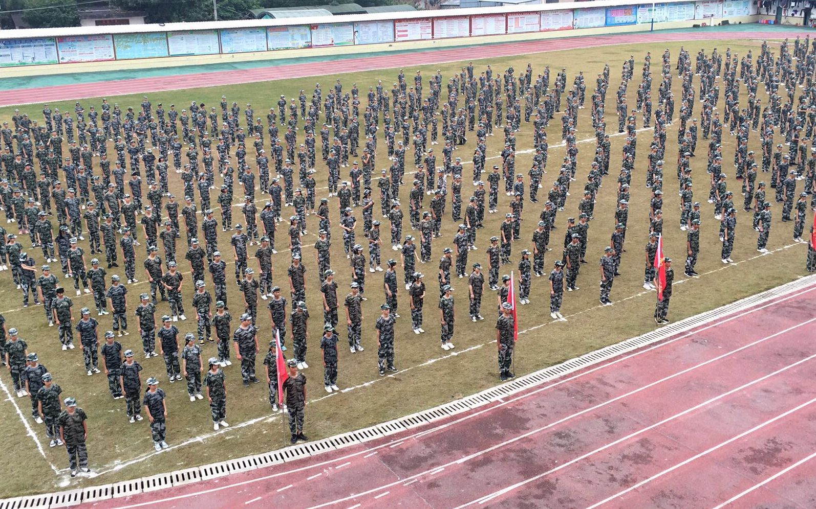 桂平市石咀中学2020级新生军训汇演_哔哩哔哩 (゜-゜)つロ 干杯~-bili