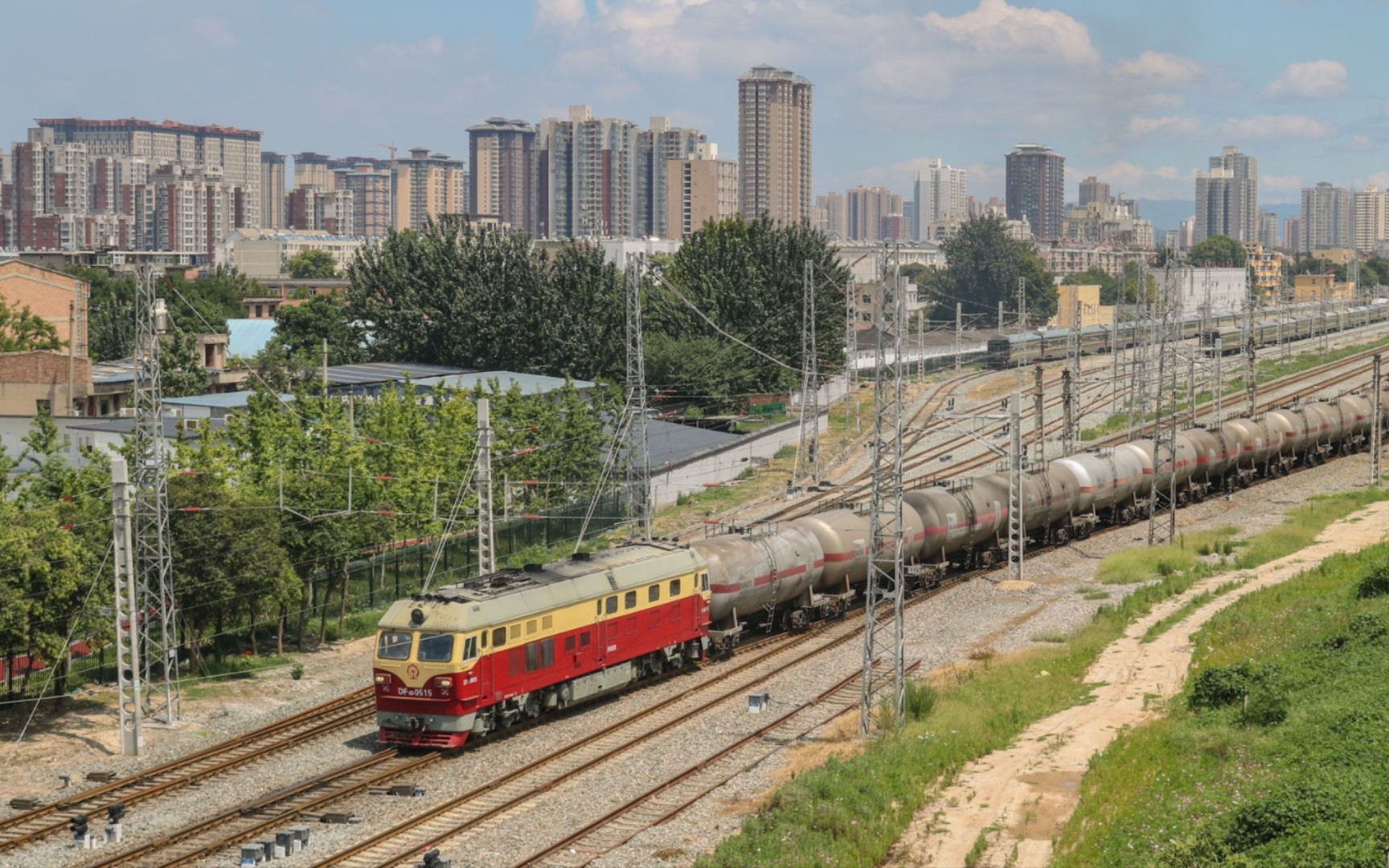 【陇海铁路】客机拉货 df4d0332牵引货列通过北门