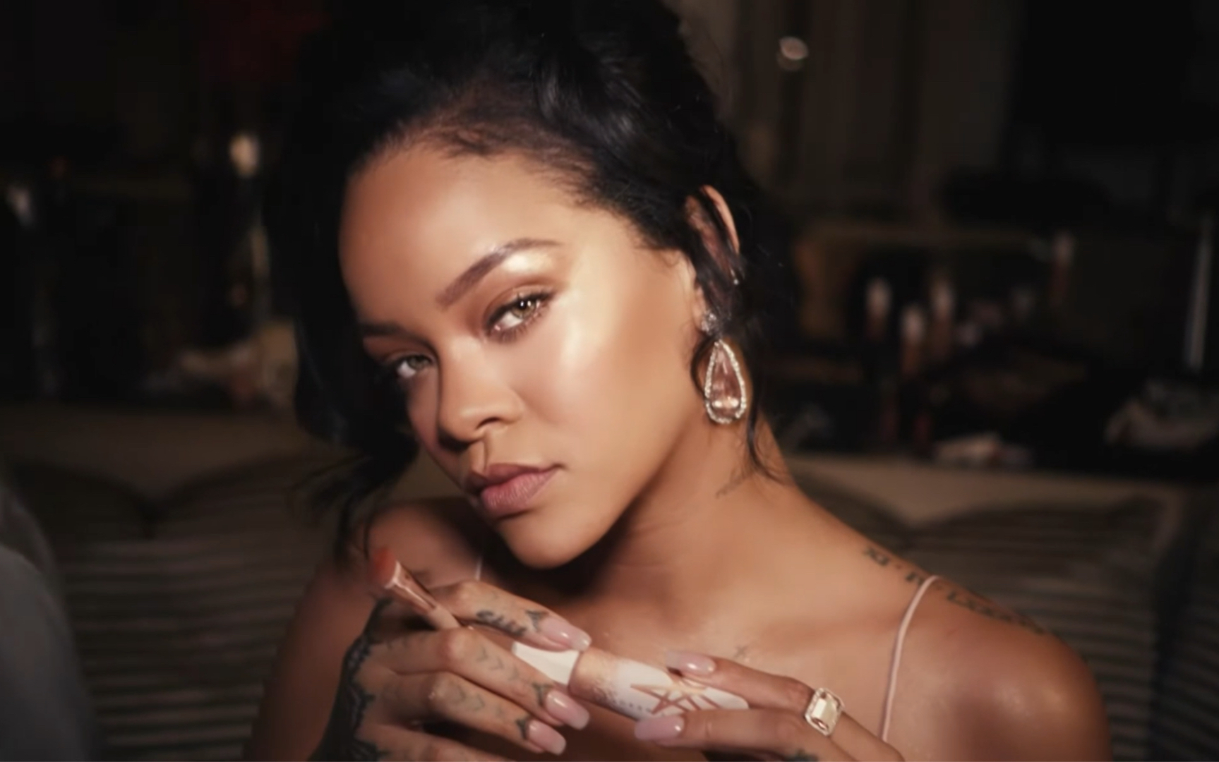 rihanna带着她的美妆新品来啦!fenty beauty高光液宣传片正式发布!
