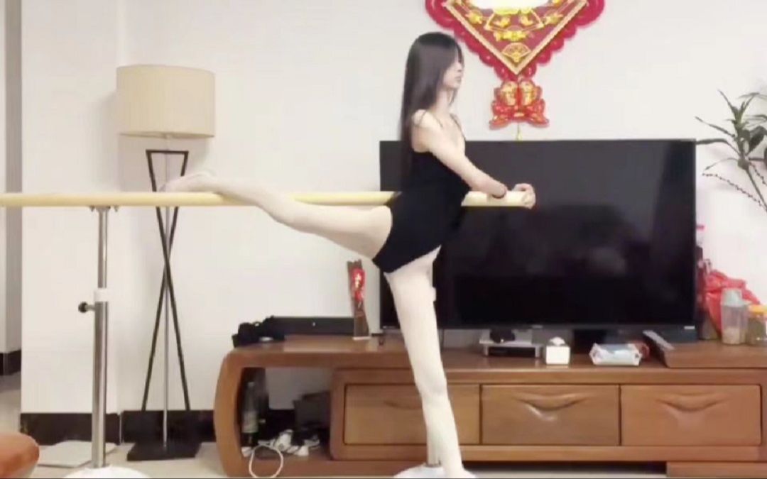 "这个一字马是真的很白!