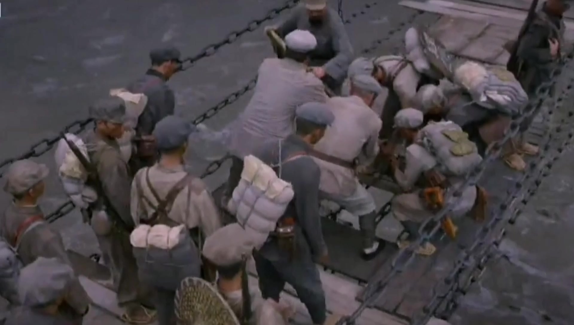 红军飞夺泸定桥,敌人为什么只拆掉木板,却未炸断铁索?