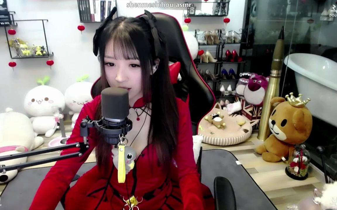 18年的斗鱼~小女巫露娜,红色连衣裙
