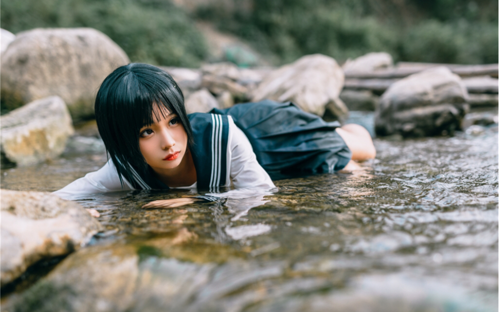 萌妹子好热呀你的女朋友趴在水中湿透了你会怎么办呢