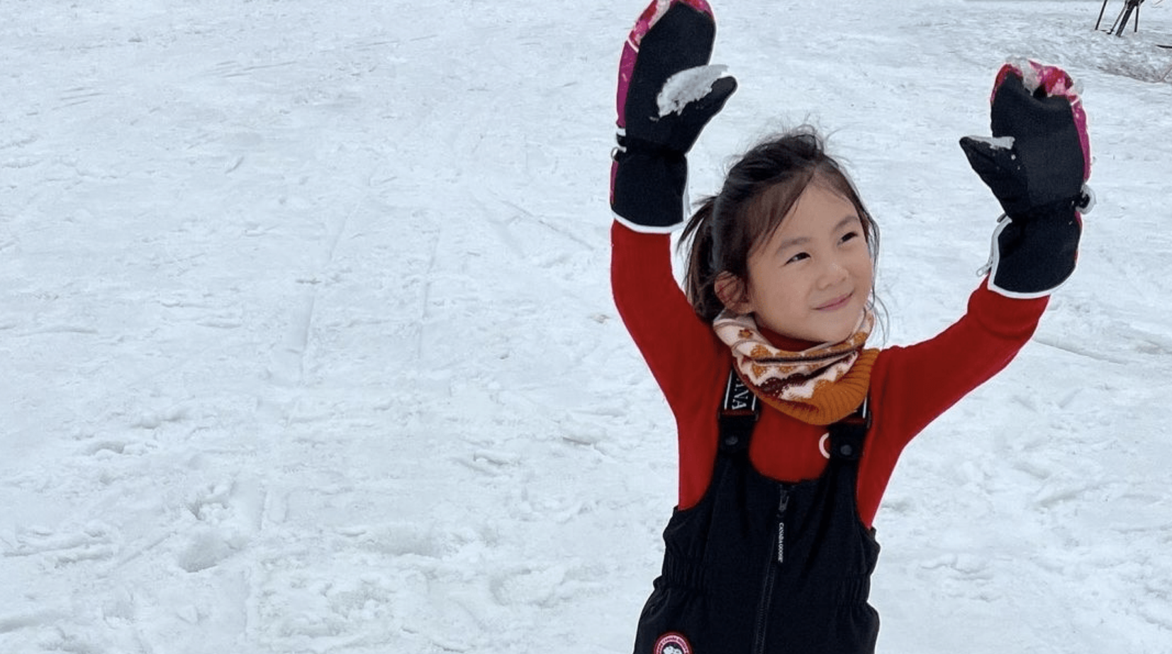 [图]陈冠希晒女儿雪中萌态，Alaia穿搭时髦颜值高，笑眼弯弯模样治愈