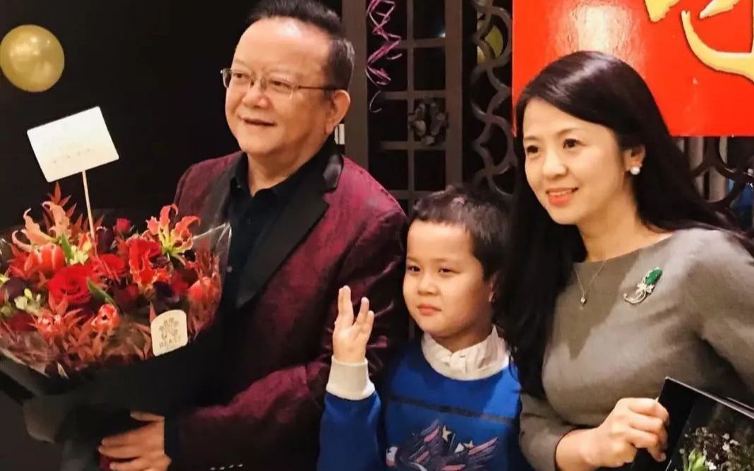 王刚谈3段婚姻经历,第一任夫人照片首曝光长相很漂亮,军中伉俪