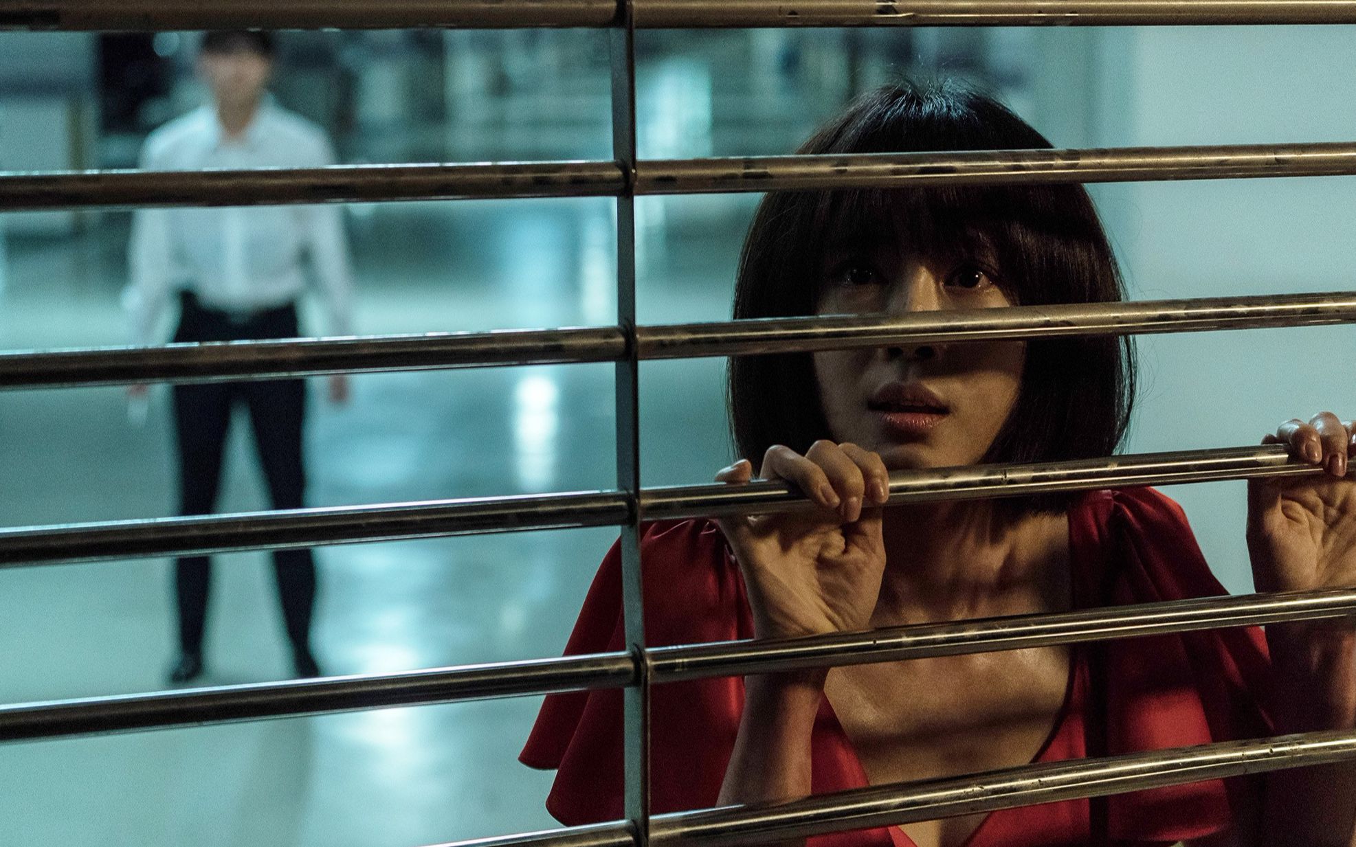 [图]几分钟看完2019韩国惊悚电影《监视》，女白领被保安小哥囚禁在地下停车场，看到人背脊一凉