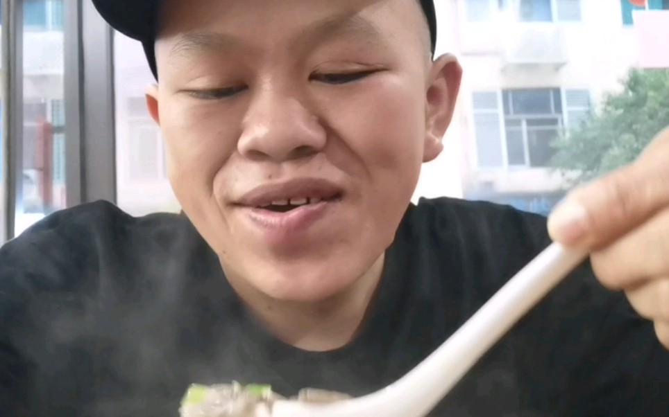 群众演员马老板,挑战吃山东羊肉汤,就一碗羊肉汤,花了25块钱,大家说