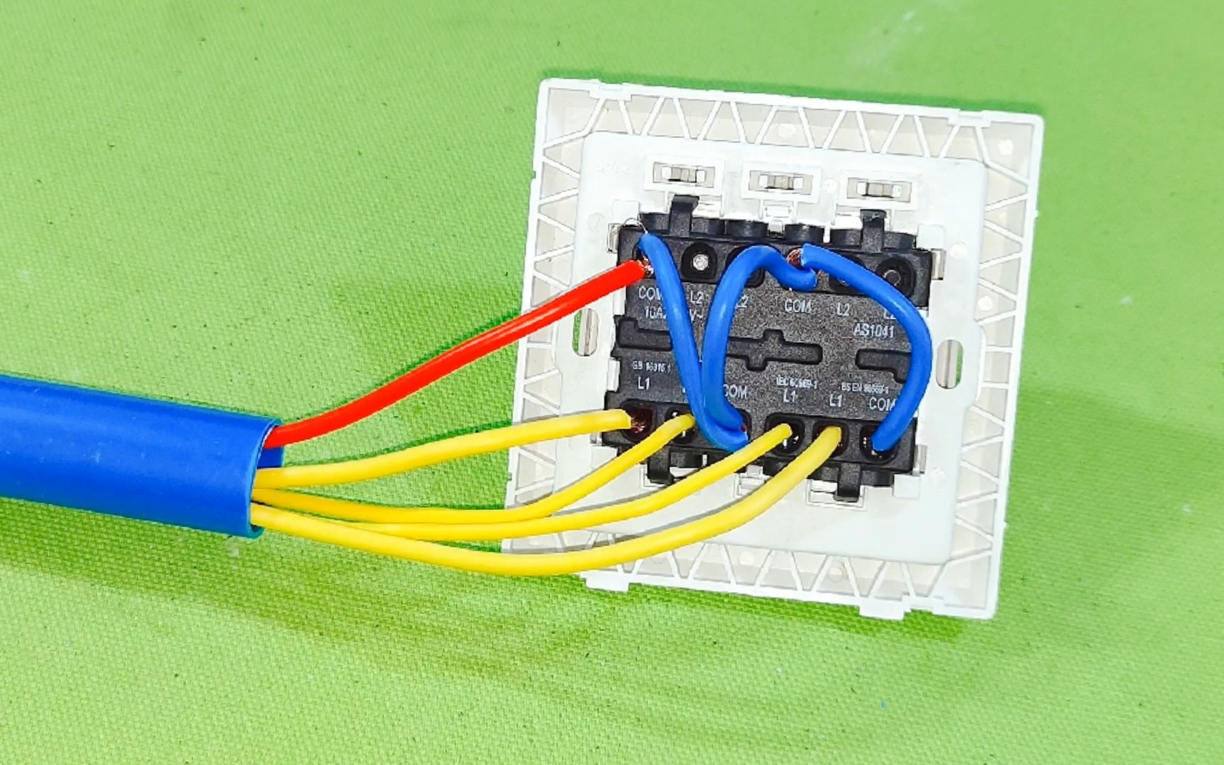 四联开关怎么接线?L1,L2和COM哪一根接火线?教你一句接线口诀哔哩哔哩bilibili