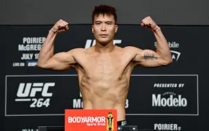 下载视频: 【UFC264】正式称重：胡耀宗的体重达到中量级标准