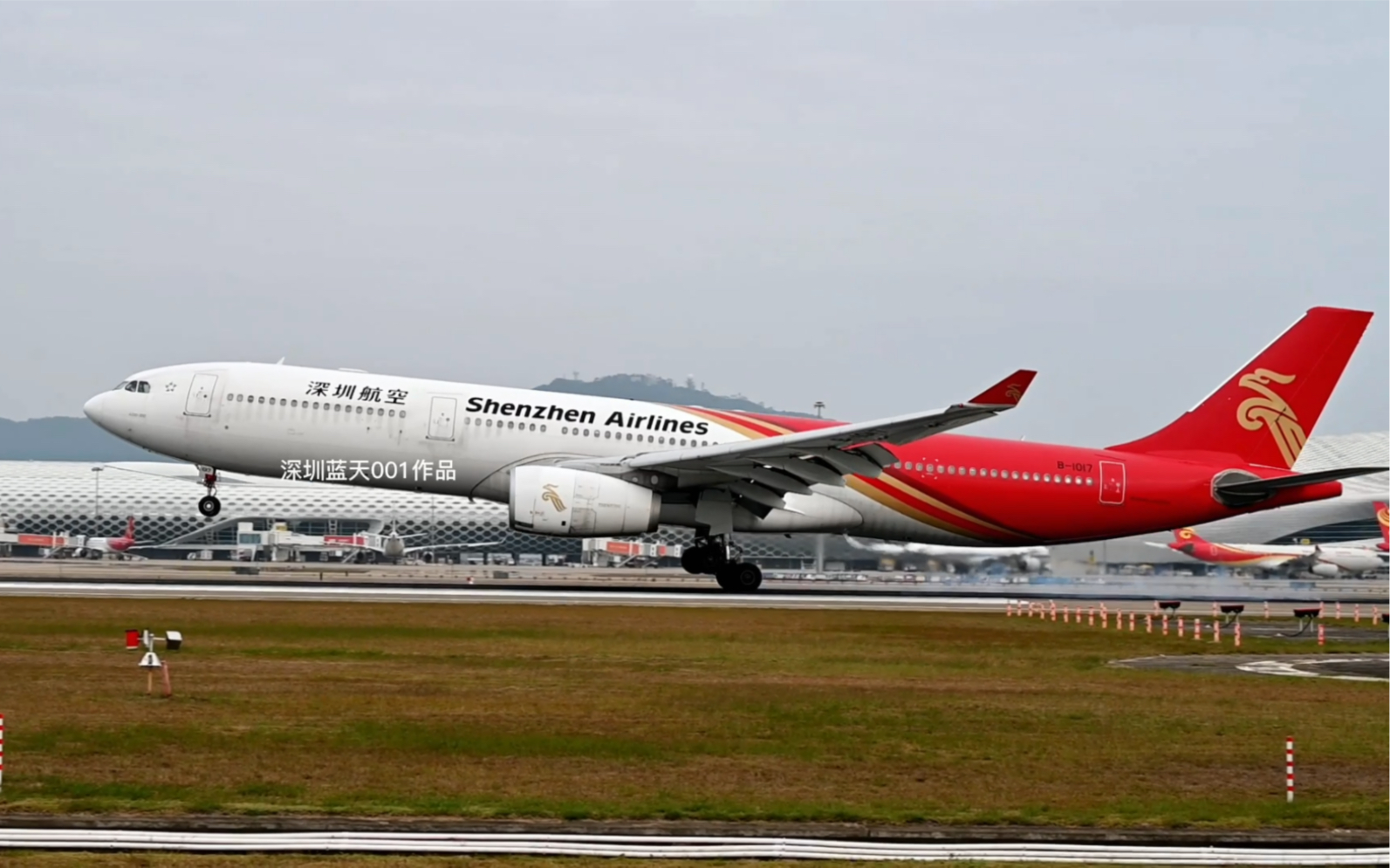 深航a330缓缓降落