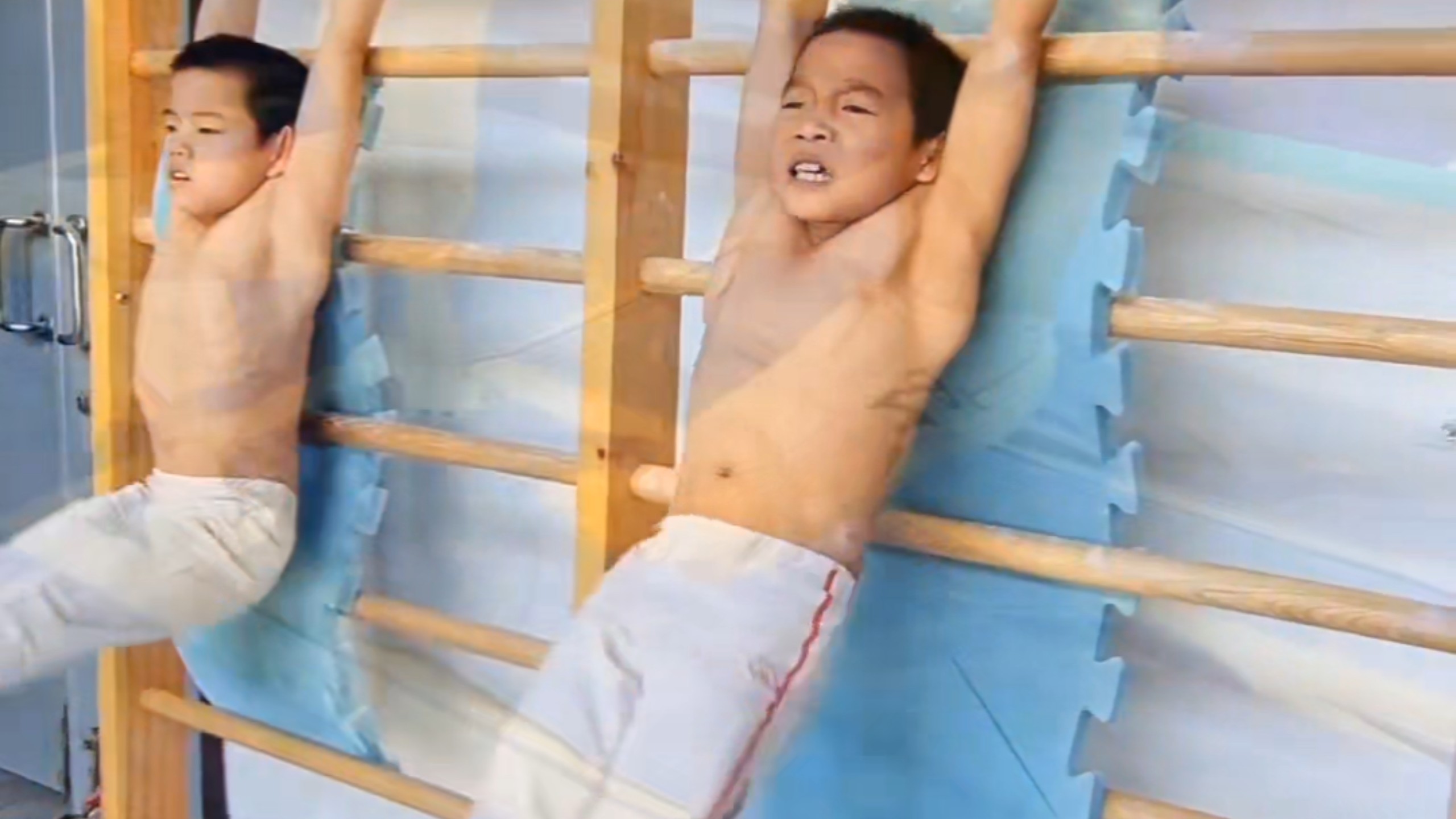 孩子们个个八块腹肌.体操很苦,但从未放弃,台上一分钟台下十年功!
