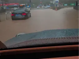 Télécharger la video: 仰望U8路过时遇到积水有一台宝马趴窝，暴雨天U8非常有优势，安全是最大的豪华!