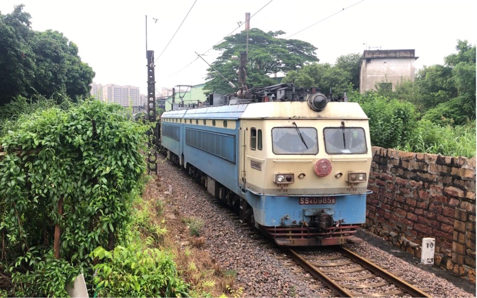 (漳州支线)ss4-0985牵引南局工程420 道砟车进入漳州北站