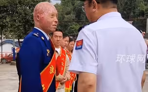 消防员逆火前行掩护队员撤离被授予一等功，看到他被灼伤的脸让人心疼