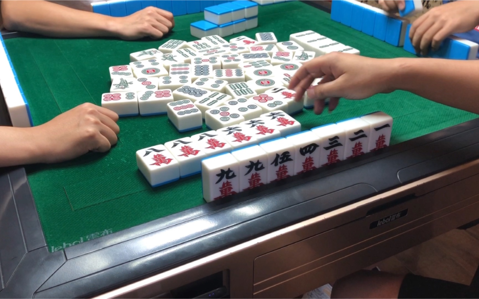 四川麻将四家收万子做成清一色下家清一色双勾的牌型两家没叫被查叫