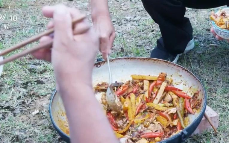 [图]#家乡至味 #洱源酸辣鱼 新鲜鲫鱼入调配好的汤底里炖煮，搭配当地白木瓜干和其他配料，肉鲜味辣，想吃！