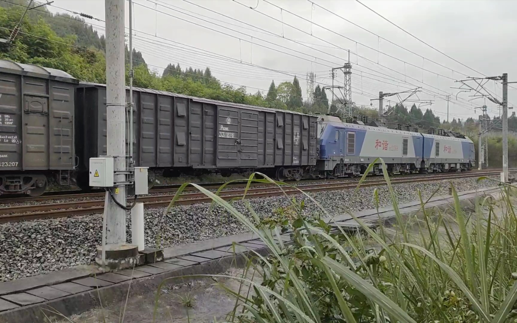 兰局兰段hxd21568牵引混编货列冒雨通过