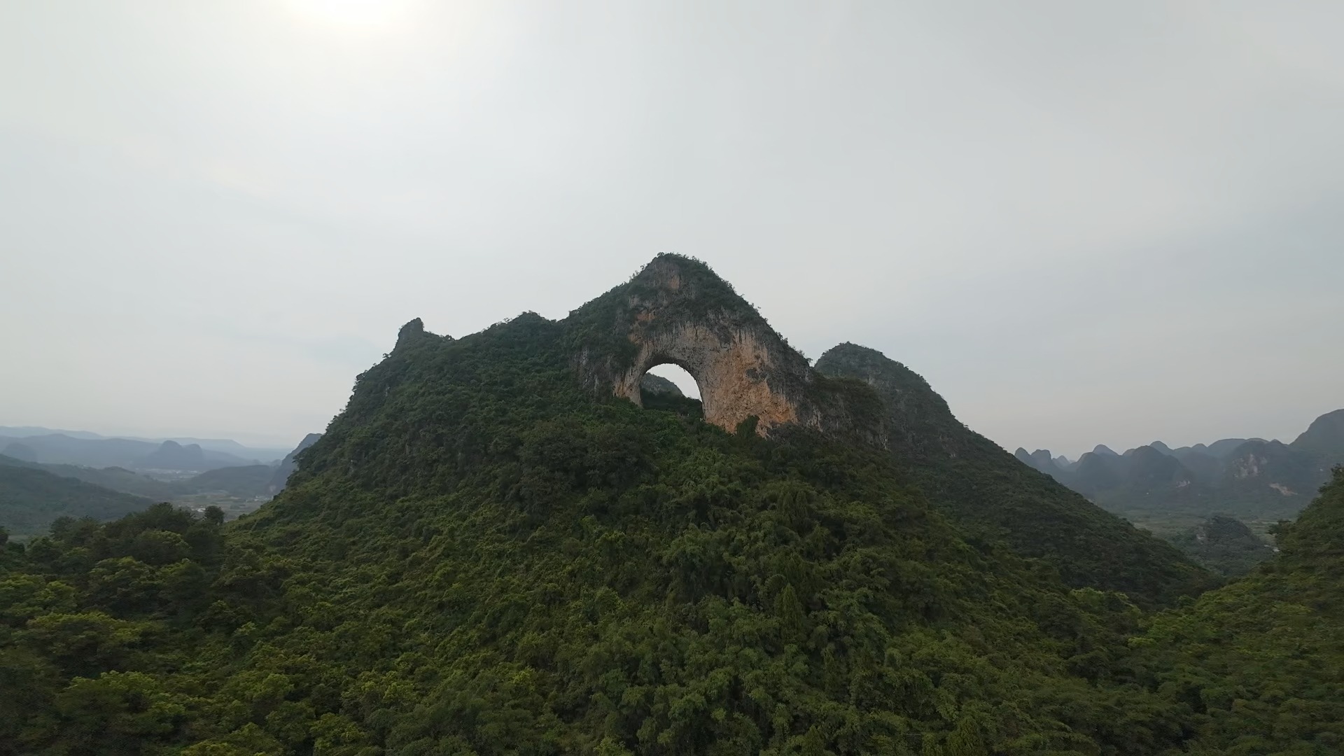 桂林阳朔十里画廊月亮山