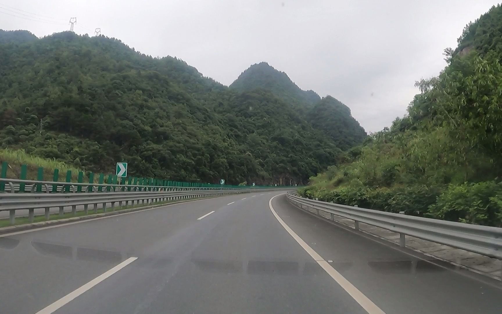 金城江去东兰县巴马县的高速路上,路边的的山水让人很舒服.