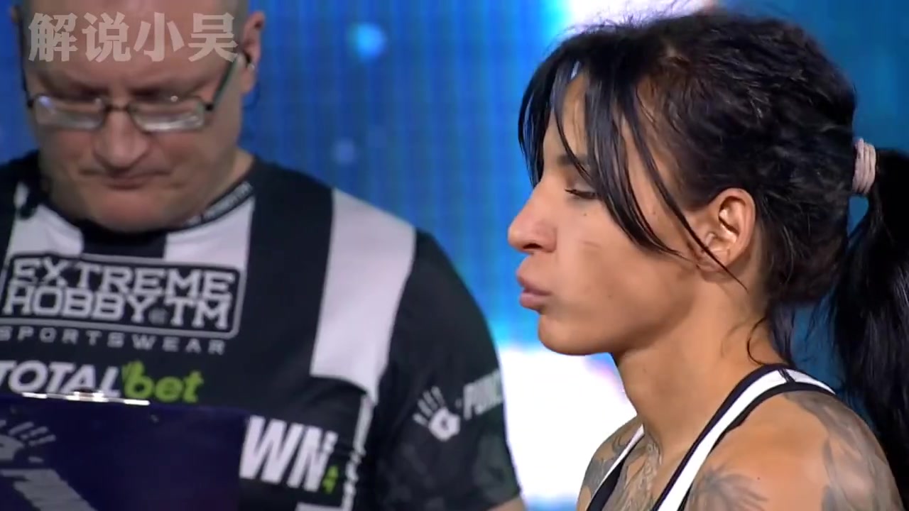 女子扇耳光大赛社会大佬纹身姐惨被扇到脸变形观众看着都心疼