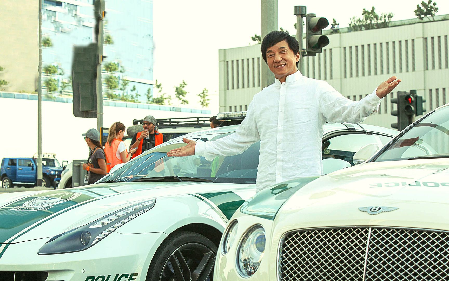 成龙到底有多牛,迪拜皇室借给他价值2亿的豪车,坏了直接换新的