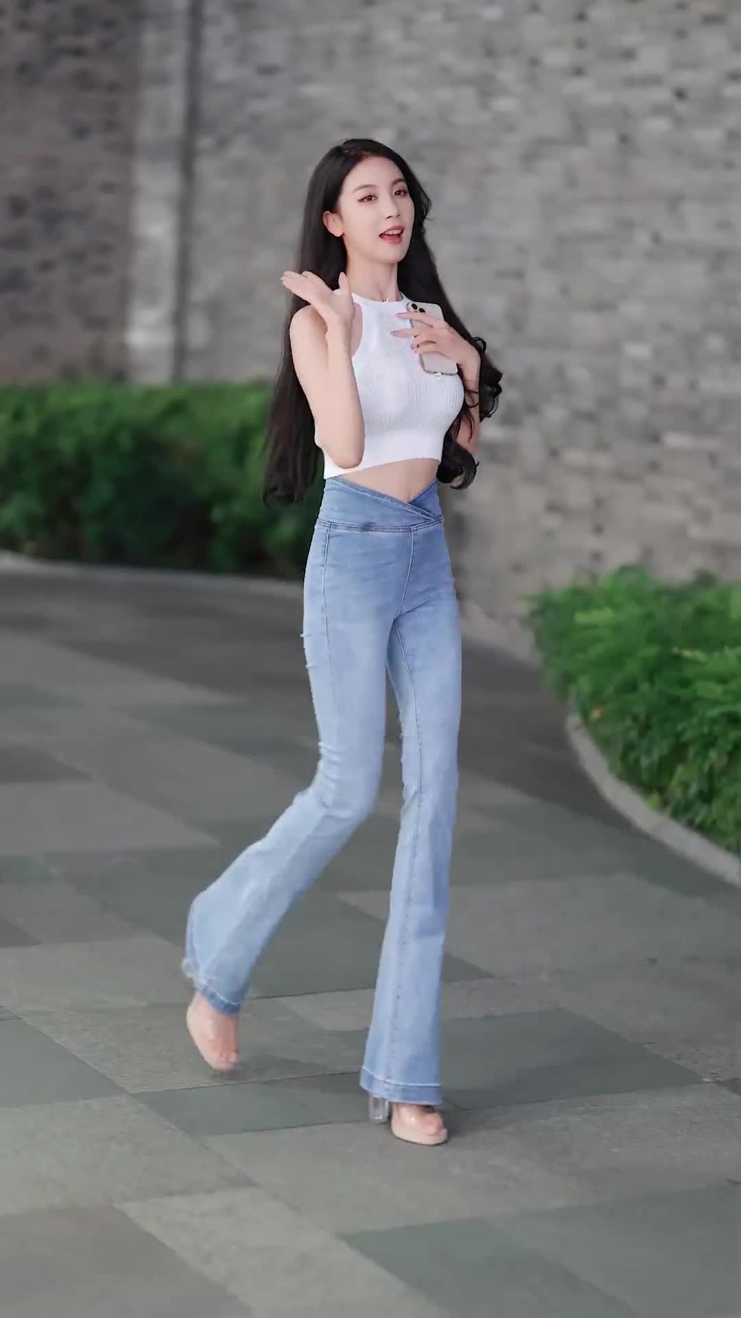 高颜值美女 #好看的小姐姐 #车模小姐姐 牛仔裤真好看#很哇塞的薪姐