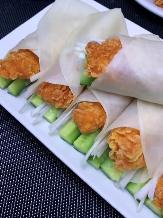 今天花十元钱做了一大盘老北京鸡肉卷儿