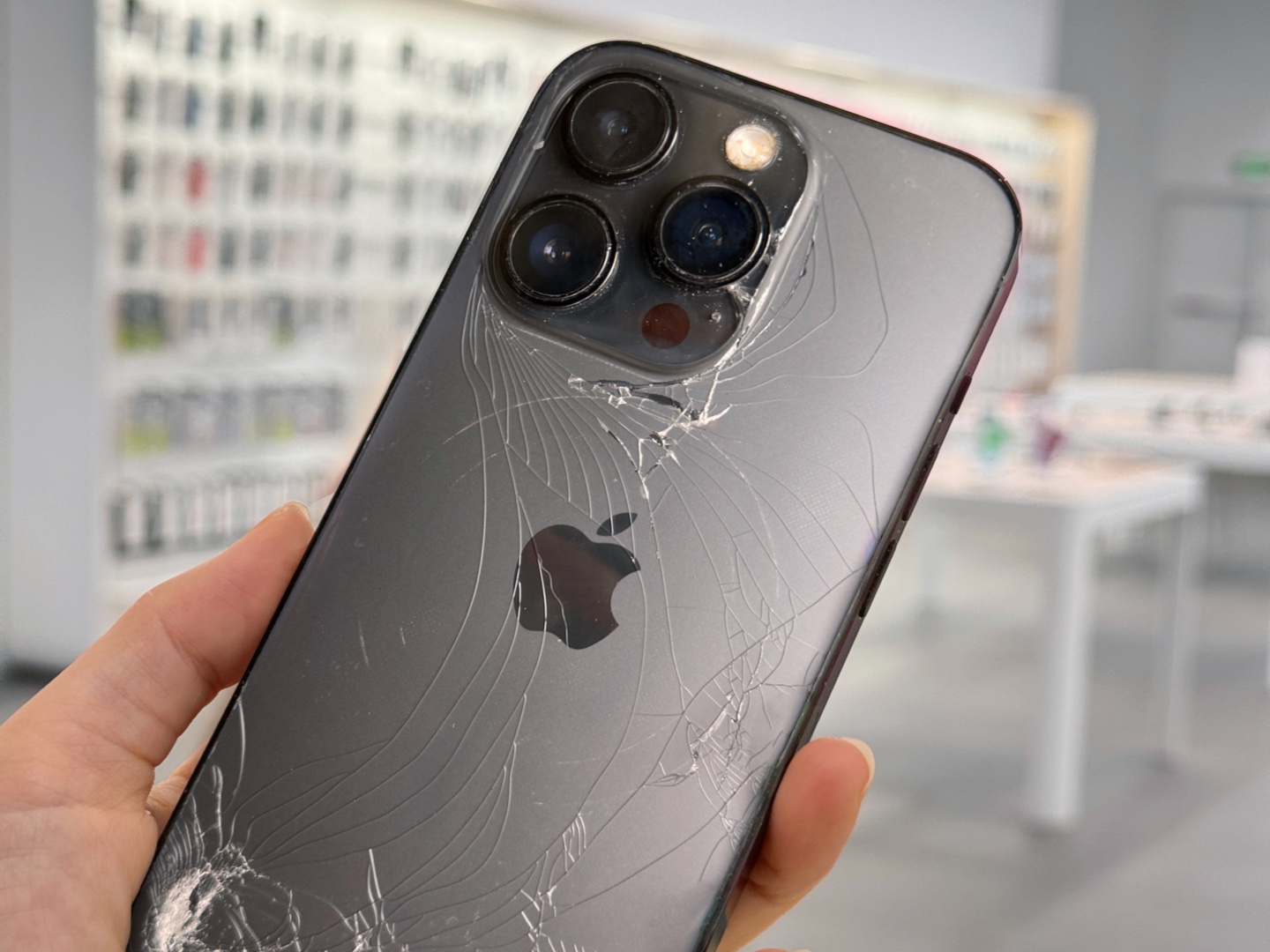 iPhone摔碎了…这次Apple授权店救我大命了!