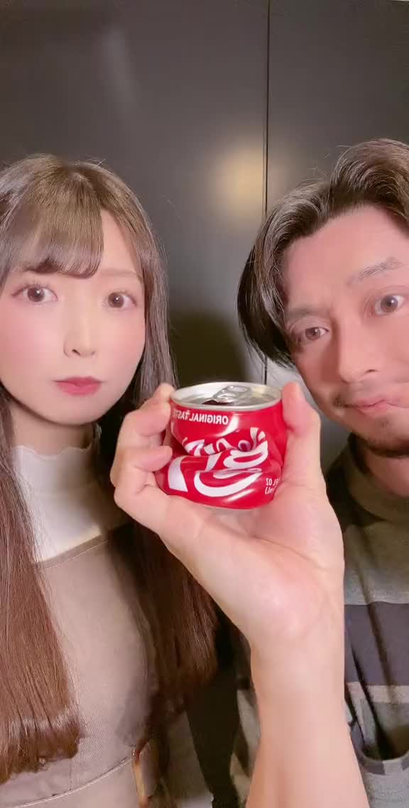 见过轻而易举被捏扁的可口可乐吗?