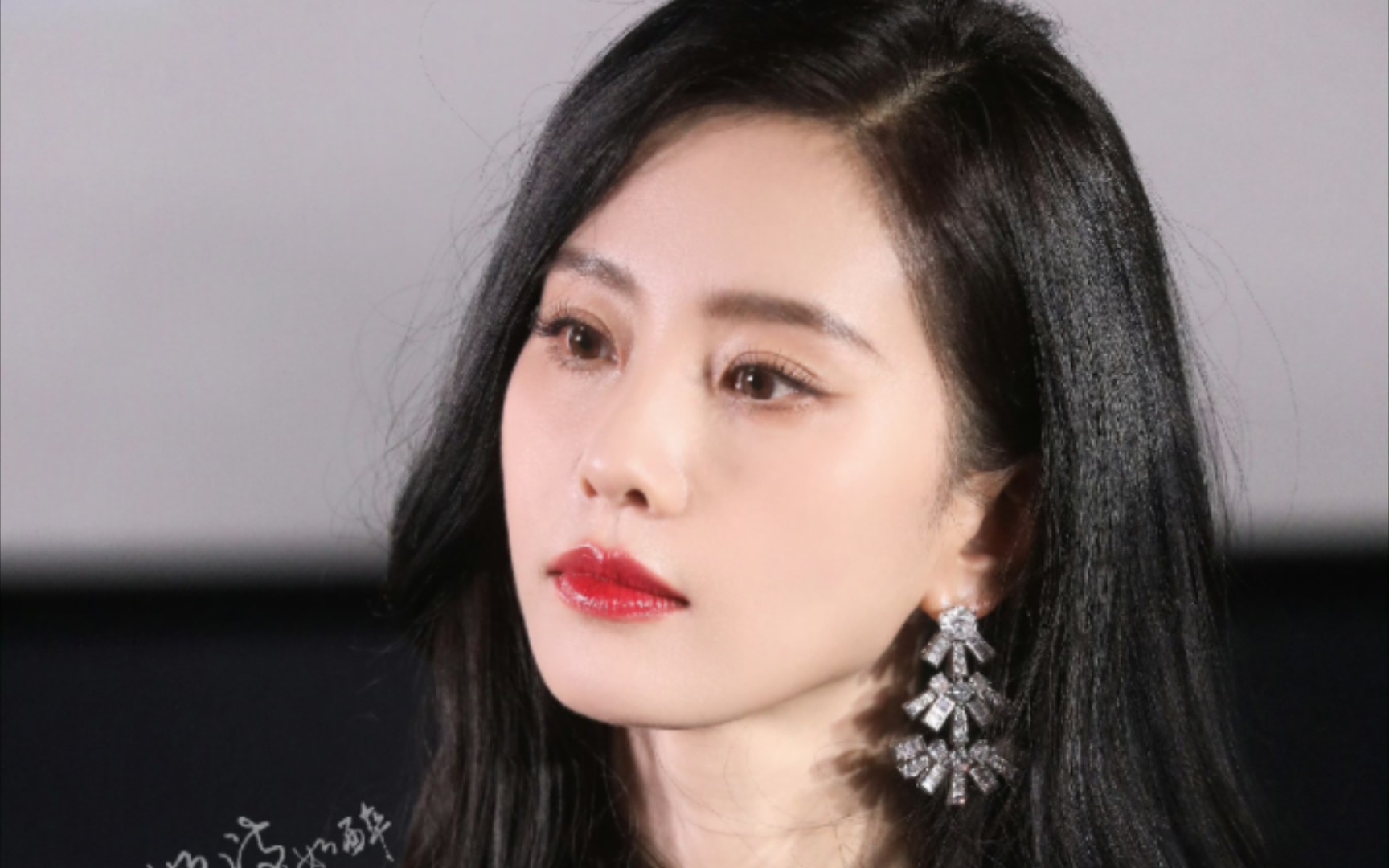 【刘诗诗】喜欢诗诗子的这个耳环,气色不错,感觉圆润了一点!