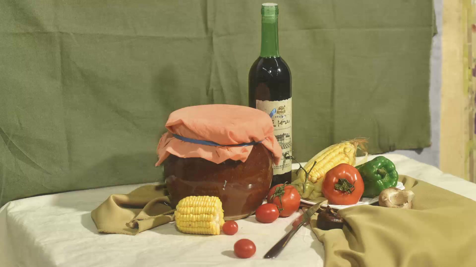 色彩组合 褐色罐子/深色罐子/西红柿/玉米/刀子/盘子组合