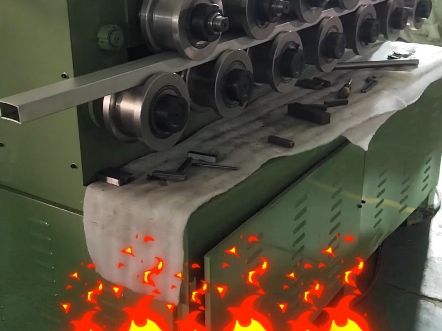 铝方管校直中,六角八角等异形管棒材调直机 #异形矫直机 #型钢调直机