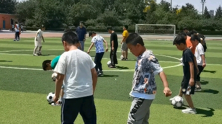 [图]⚽️小于老师和他的足球小子！