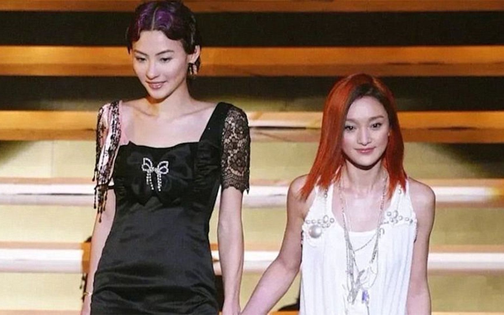 张柏芝和周迅同台旧照火了,被指气质有差距,网友:像小姐和丫鬟