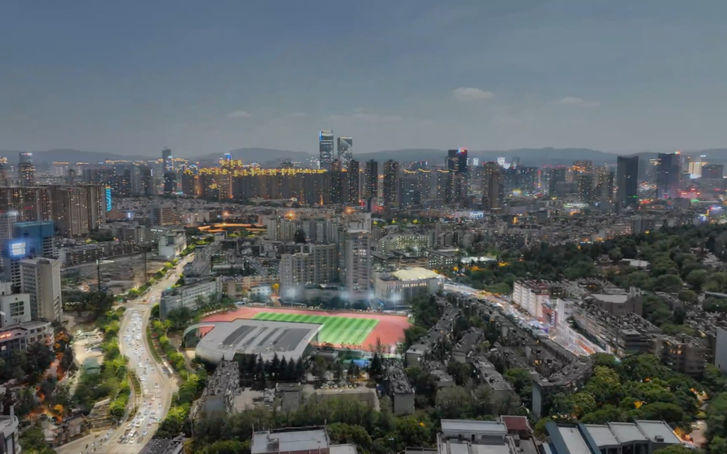 昆明市区夜转日航拍