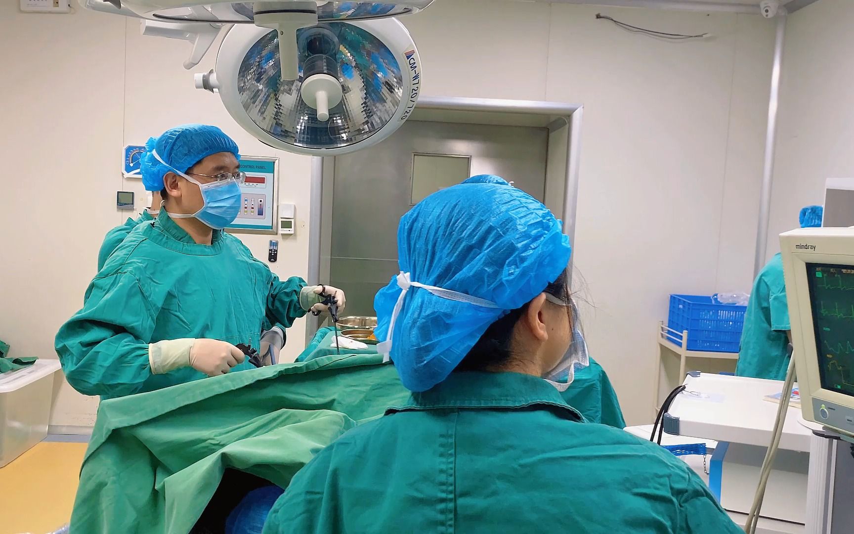 手术实拍:四川结石病医院肝胆外科何明刚主任保胆取出一大一小两颗胆